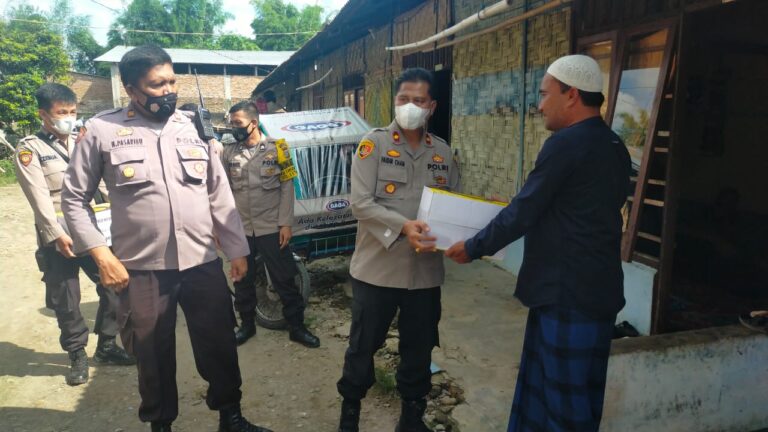 Sambut HUT Bhayangkara, Kapolsek Patumbak Berikan Sembako Kepada Warga Marindal