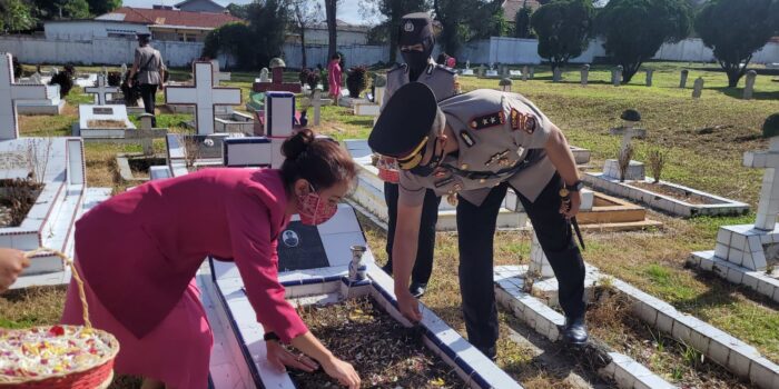 Jelang Hari Bhayangkara ke 76, Kapolres Tanah Karo Ziarah ke Makam Pahlawan