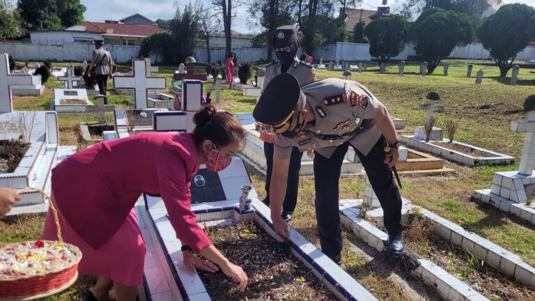 Jelang Hari Bhayangkara ke 76, Kapolres Tanah Karo Ziarah ke Makam Pahlawan