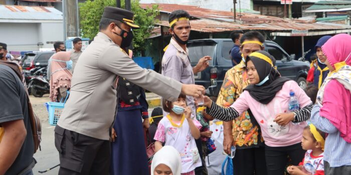 Sikap Humanis, Kapolres Padangsidimpuan Bagikan Air Mineral Pengunjuk Rasa