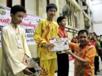 Kadispora Kota Medan Serahkan Medali Tanda Ditutupnya Kejuaraan Wushu Se-Kota Medan Memperebutkan Piala Wali Kota Medan Tahun 2022