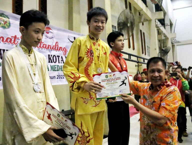 Kadispora Kota Medan Serahkan Medali Tanda Ditutupnya Kejuaraan Wushu Se-Kota Medan Memperebutkan Piala Wali Kota Medan Tahun 2022