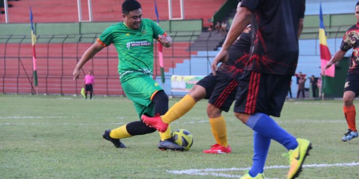 Meriahkan Hut Kota Medan Ke 432, Wali Kota Medan Mengikuti Pertandingan Eksebisi Sepak Bola 