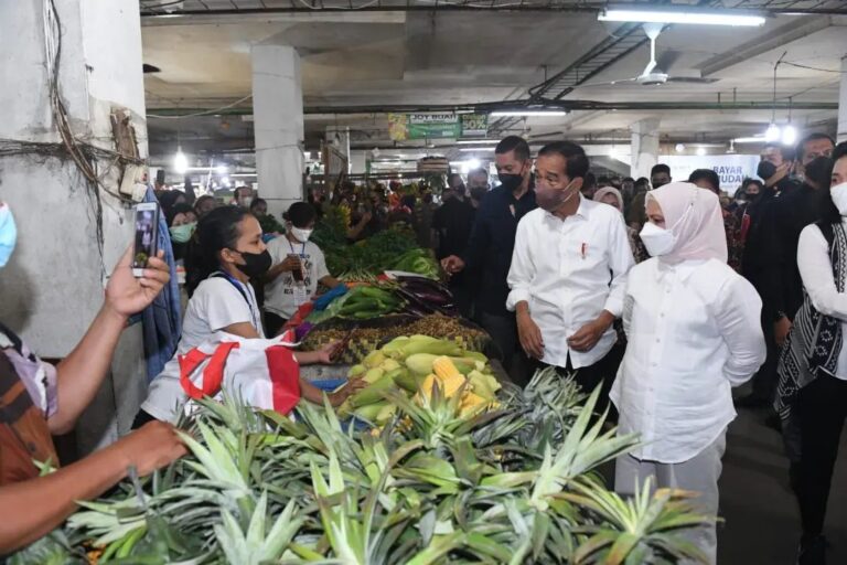 Presiden Jokowi dan Ibu Iriana Kunjungi Pasar Petisah