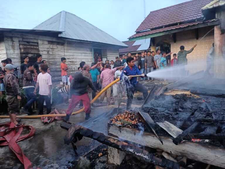 Jago Merah Ngamuk!! Dua Unit Rumah di Desa Penampen Dilalap Api