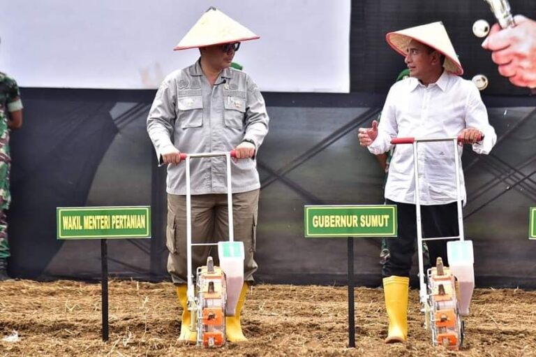 Tanam Jagung Bersama Wamen Pertanian, Edy Rahmayadi Sebut Kolaborasi Penting Wujudkan Kedaulatan Pangan