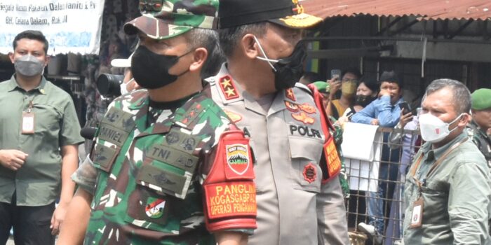 Kapolda Sumut dampingi Presiden dan Ibu Iriana Belusukan di Pasar Petisah