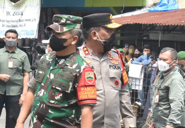 Kapolda Sumut dampingi Presiden dan Ibu Iriana Belusukan di Pasar Petisah