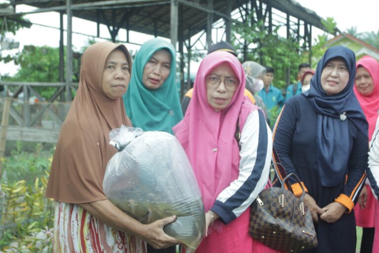 Ketua PKK Kabupaten Asahan Serahkan Benih Ikan Beserta Pakan