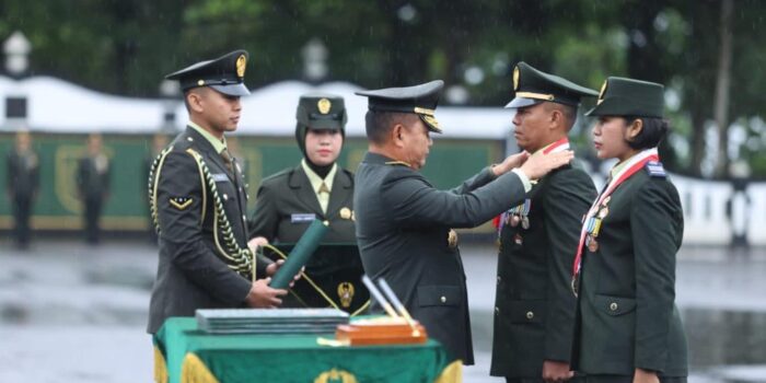 Di Bawah Guyuran Hujan, 593 Perwira Muda Dilantik Kasad