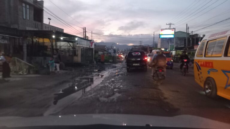 Imbas Drenase Tak Berfungsi, Jalan Yang Baru Diperbaiki Kembali Rusak Di Berastagi