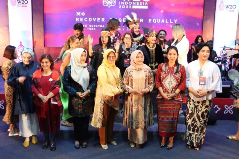 Ibu Ketua Bhayangkari Daerah Sumatera Utara Hadiri Dinner and Cultural Night W-20 Summit 2022