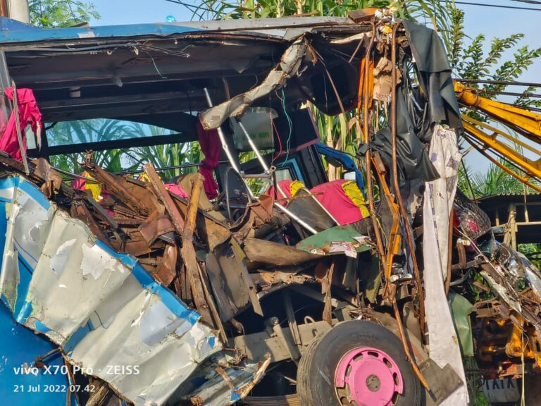 Tabrakan Truk Vs Bus PMH Di Jalinsun Asahan Barang Berserakan dan Bus Hancur