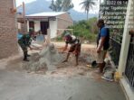 Pantau Kesibukan Warga, Babinsa Koramil 07/JH Komsos Bersama Tukang Bangunan