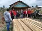 Komandan Kodim 0205/TK Letkol Inf Benny Angga Serahkan Bantuan Papan Untuk Pembangunan Gereja GKPS di Desa Negri Tongging