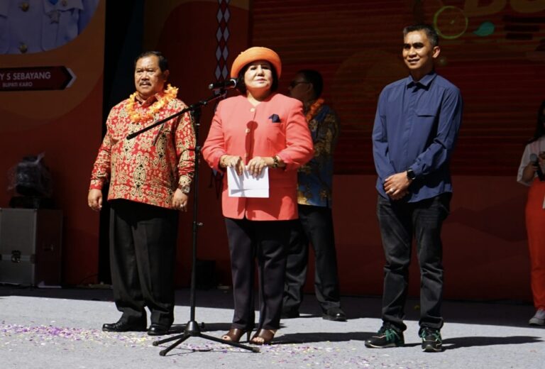 Bupati dan Wakil Bupati Karo Tutup Acara Festival Bunga dan Buah Tahun 2022