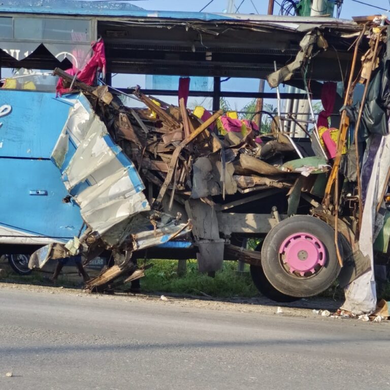 Tabrakan Bus PMH vs Truk di Jalinsum Asahan, 1 Orang Tewas dan 8 Luka-luka 