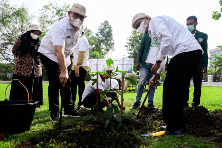 ​Aksi Nyata Revolusi Mental, Bersama Menko PMK Bobby Nasution Lakukan Penanaman Pohon di USU