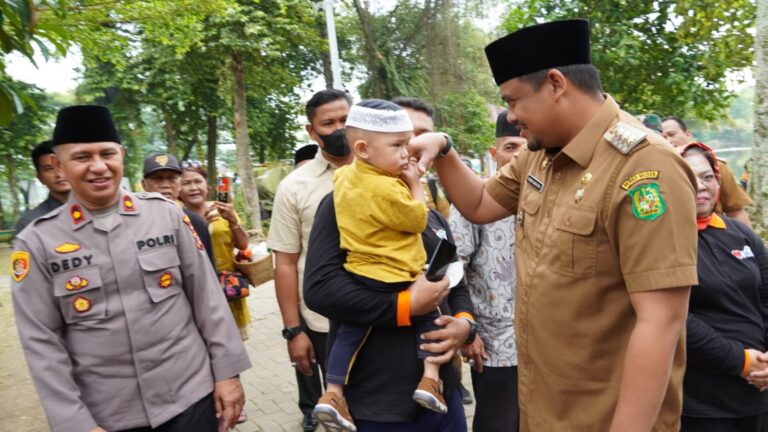 Saksikan Penyembelihan 17 Hewan Kurban di Medan Johor, Bobby Nasution: Idul Adha Momentum Ajarkan Indahnya Berbagi