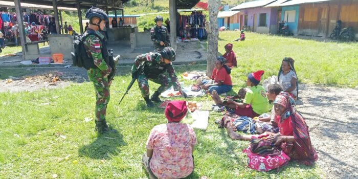 Aksi Satgas Pamtas Yonif Raider 142/KJ Di Pasar Rakyat