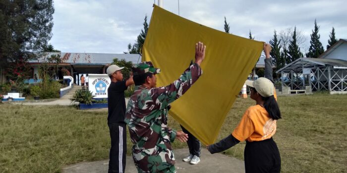 Meski Panas Terik, Babinsa Koramil 02/TP Tetap Latih Siswa Untuk Menjadi Paskibraka Kecamatan Tigapanah