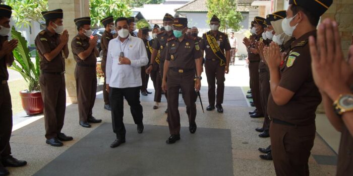 Wajagung Sunarta Berikan Penghargaan Kepada Kejari Bima