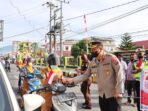 Kapolres Padangsidimpuan Kompak Bersama Forkopimda Bagikan Bendera Merah Putih ke Masyarakat