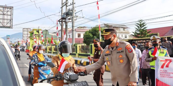 Kapolres Padangsidimpuan Kompak Bersama Forkopimda Bagikan Bendera Merah Putih ke Masyarakat