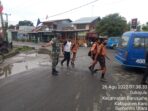 Babinsa Koramil 01/BJ Bantu Seberangkan Anak Sekolah Sebagai Salah Satu Giat Binter