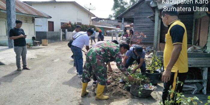 Babinsa Koramil 06/MT Bersama Bhabinkamtibmas Ikut Bergotong Royong Dengan Masyarakat