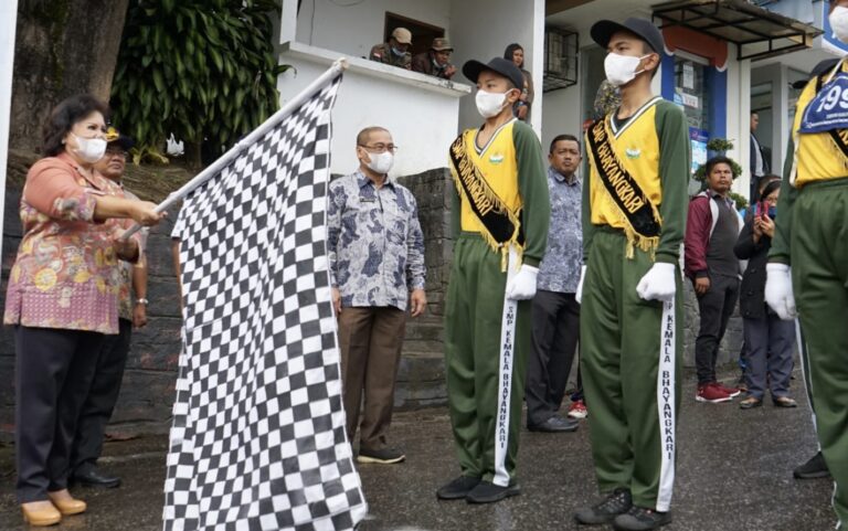 Bupati Karo Lepas 36 Regu Gerak Jalan Dalam Rangka Merayakan HUT RI Ke-77