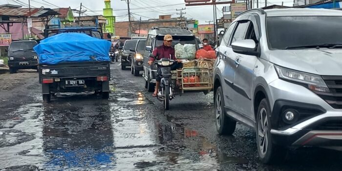 Dituding Picu Macet: Potret Jalan Nasional di Berastagi – Medan Rusak dan Berlubang