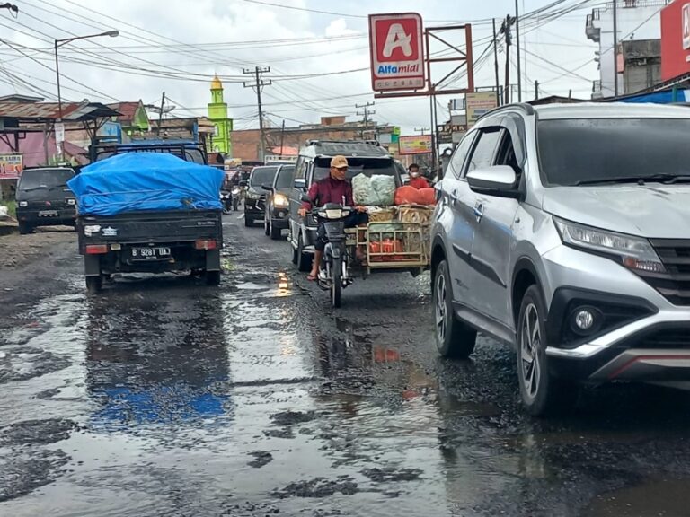 Dituding Picu Macet: Potret Jalan Nasional di Berastagi – Medan Rusak dan Berlubang