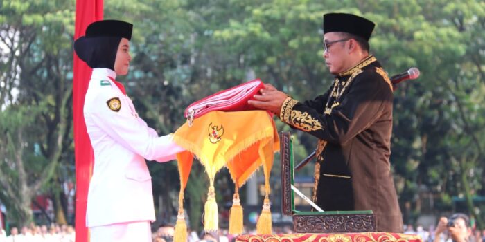 Wakil Wali Kota Medan Serahkan Tanda Kehormatan Satyalancana Karya Satya Dari Presiden RI