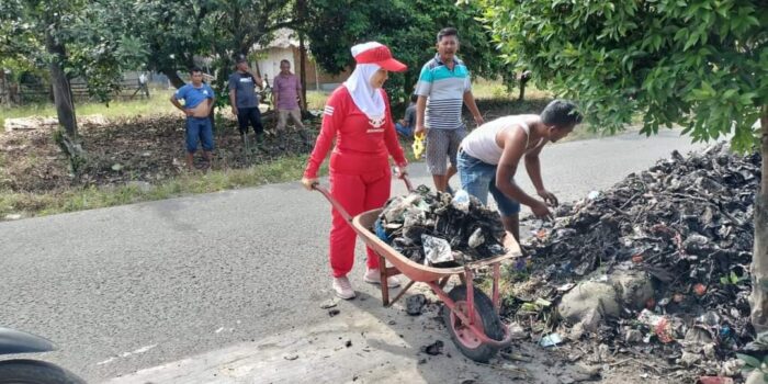 Kades Purwobinangun Risma Br Keliat  Ajak Warganya Lakukan Jum’at Bersih