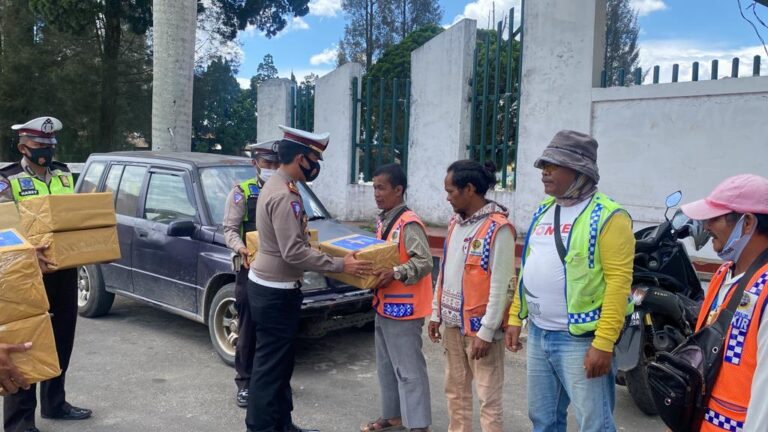 Sambut HUT Lalu Lintas Bhayangkara ke 67, Sat Lantas Polres Tanah Karo Bagi Bagi Paket Sembako