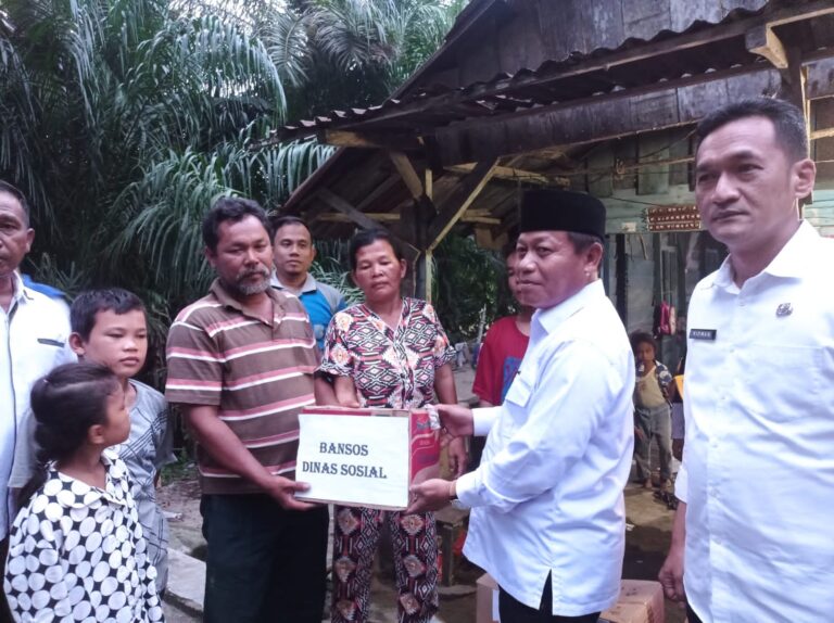 Bentuk Simpati Pemkot Tanjungbalai, Waris Thalib Serahkan Bantuan Warga Korban Kebakaran di Kelurahan Pantai Johor