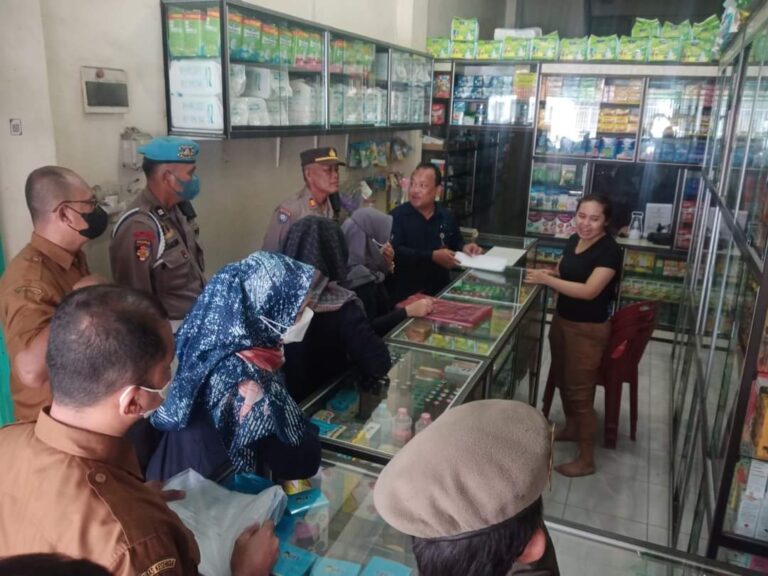 Polres Tanjungbalai Bersama BPOM, Satpol PP Serta Dinkes Sidak Apotek dan menghimbau tidak menjual obat Syirup tercemar EG, DEG