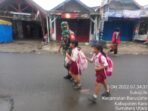 Berikan Rasa Aman, Babinsa Koramil 01/BJ Bantu Murid SD Menyeberang Jalan