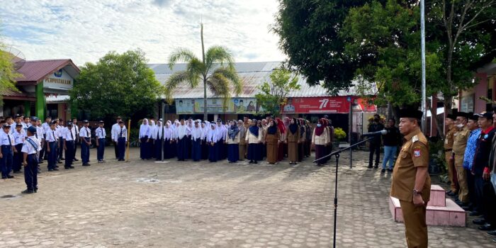 Waris Tholib Menjadi Pembina Upacara di SMP Negeri 1 Atap Tanjungbalai