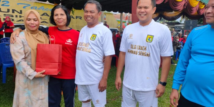 Momen Bupati Sergai dan Istri Jumpa Guru Sekolahnya, Sampai Berangkulan