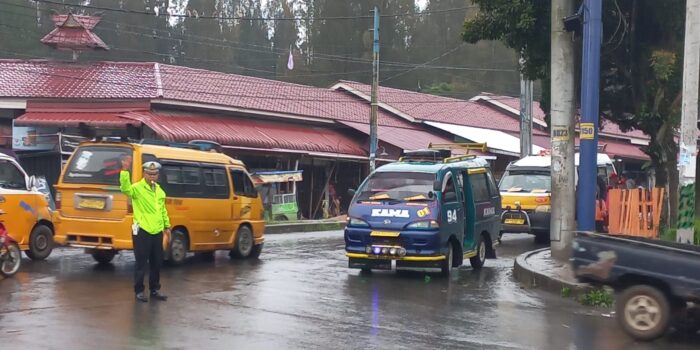 Demi Kelancaran Lalu Lintas, Unit Lantas Polsekta Berastagi Rela Kehujanan