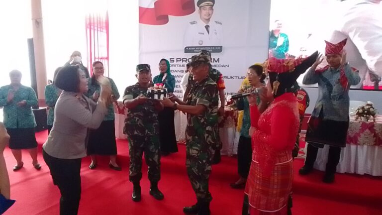 HUT TNI ke 77, Kapolsek Medan Tuntungan Berikan Kue Tar Untuk Danramil 07/MT