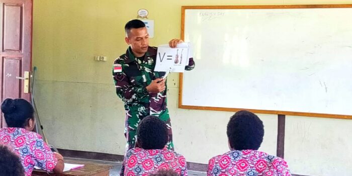 Satgas Yonif Raider 142/KJ Ajarkan Bahasa Inggris Kepada Anak SD Inpres Elelim