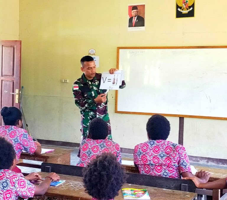 Satgas Yonif Raider 142/KJ Ajarkan Bahasa Inggris Kepada Anak SD Inpres Elelim