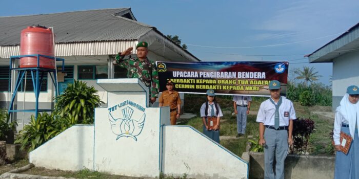 Danramil 06/MT Pimpin Langsung Upacara Pengibaran Bendera Di SMA Negeri 1 Singgamanik