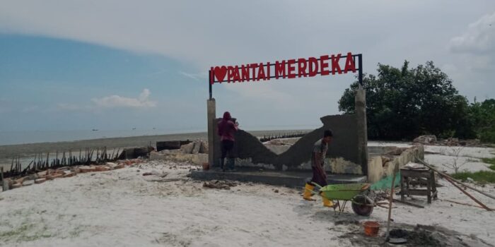 Pantai Merdeka Kampung Kito Desa Bagan Kuala Terus Lakukan Pembenahan