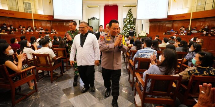 Tinjau Gereja di Malam Natal, Kapolri Pastikan TNI-Polri Beri Rasa Aman Sepanjang Nataru