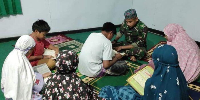 Isi Waktu Libur Sekolah, Satgas Yonif R 142/KJ Ajarkan Anak-Anak Mengaji