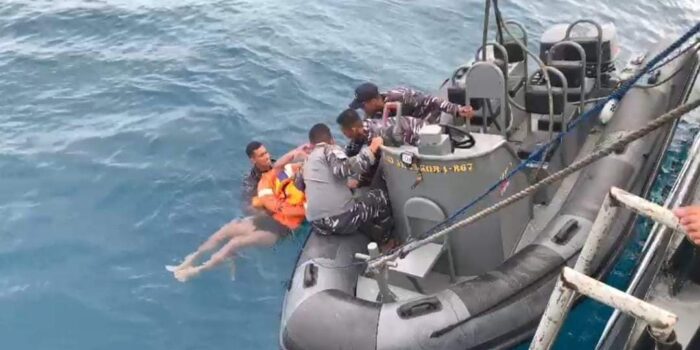 Kapal Perang TNI AL Evakuasi Penumpang Speed Boat Tenggelam di Memberano Raya Papua 